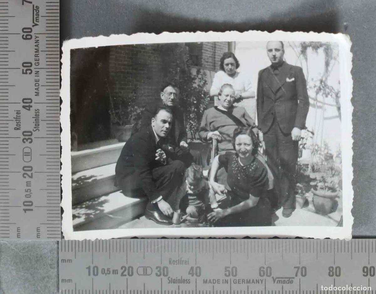 Fotograf&iacute;a antigua: FOTOGRAFIA. Familia sentada en escalera exterior