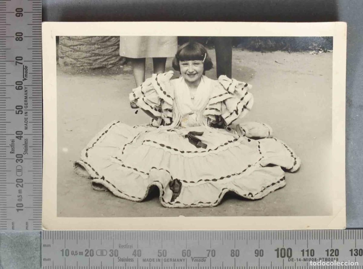 Fotograf&iacute;a antigua: FOTOGRAFIA. Ni&ntilde;a con traje tradicional de volantes