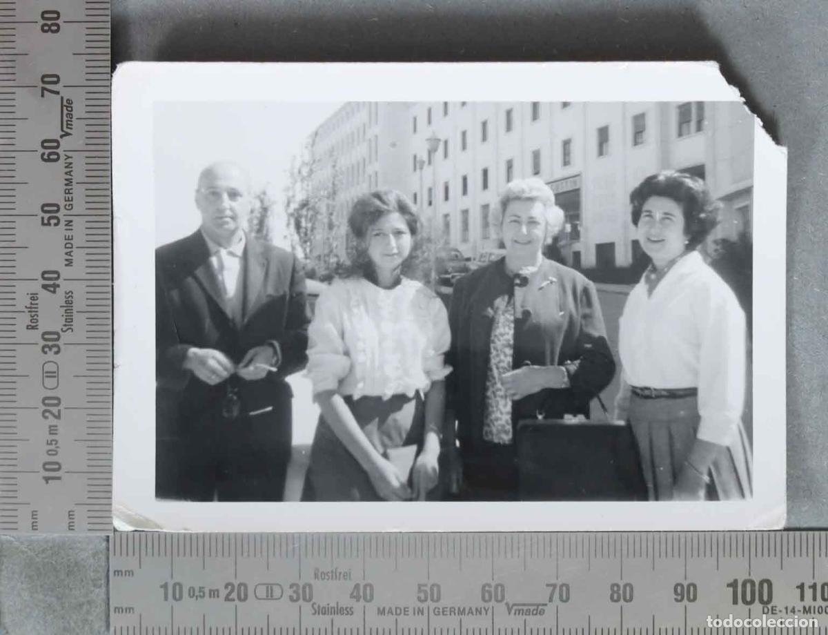 Fotograf&iacute;a antigua: FOTOGRAFIA. Grupo de personas frente a un edificio