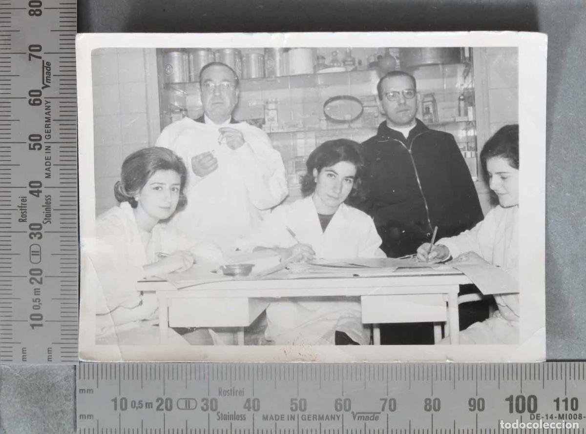 Fotograf&iacute;a antigua: FOTOGRAFIA. LABORATORIO PROFESORES CON ALUMNAS Y SACERDOTE