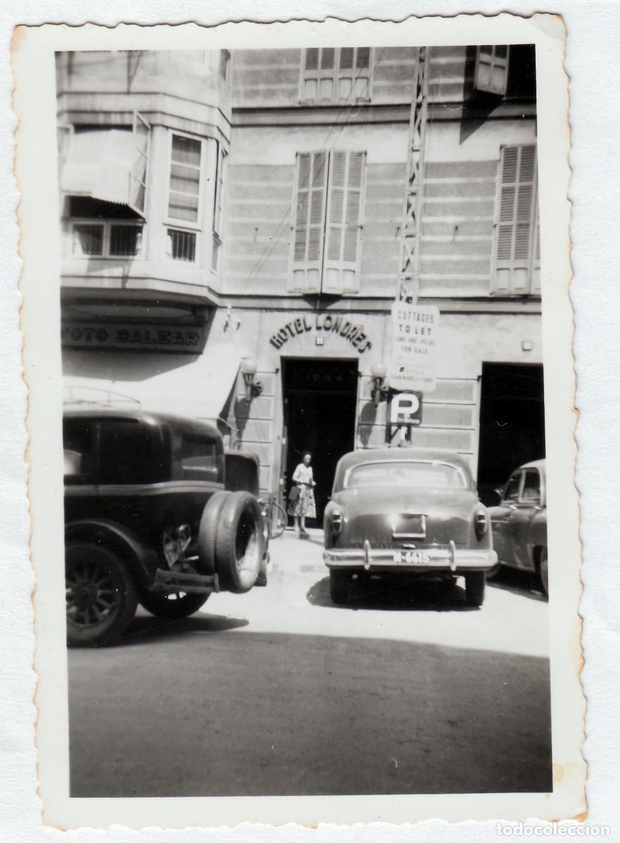 Fotograf&iacute;a antigua: Entrada Hotel Londres Palma de Mallorca y cartel laboratorio Foto Balear Coches antiguos 50-60s sv