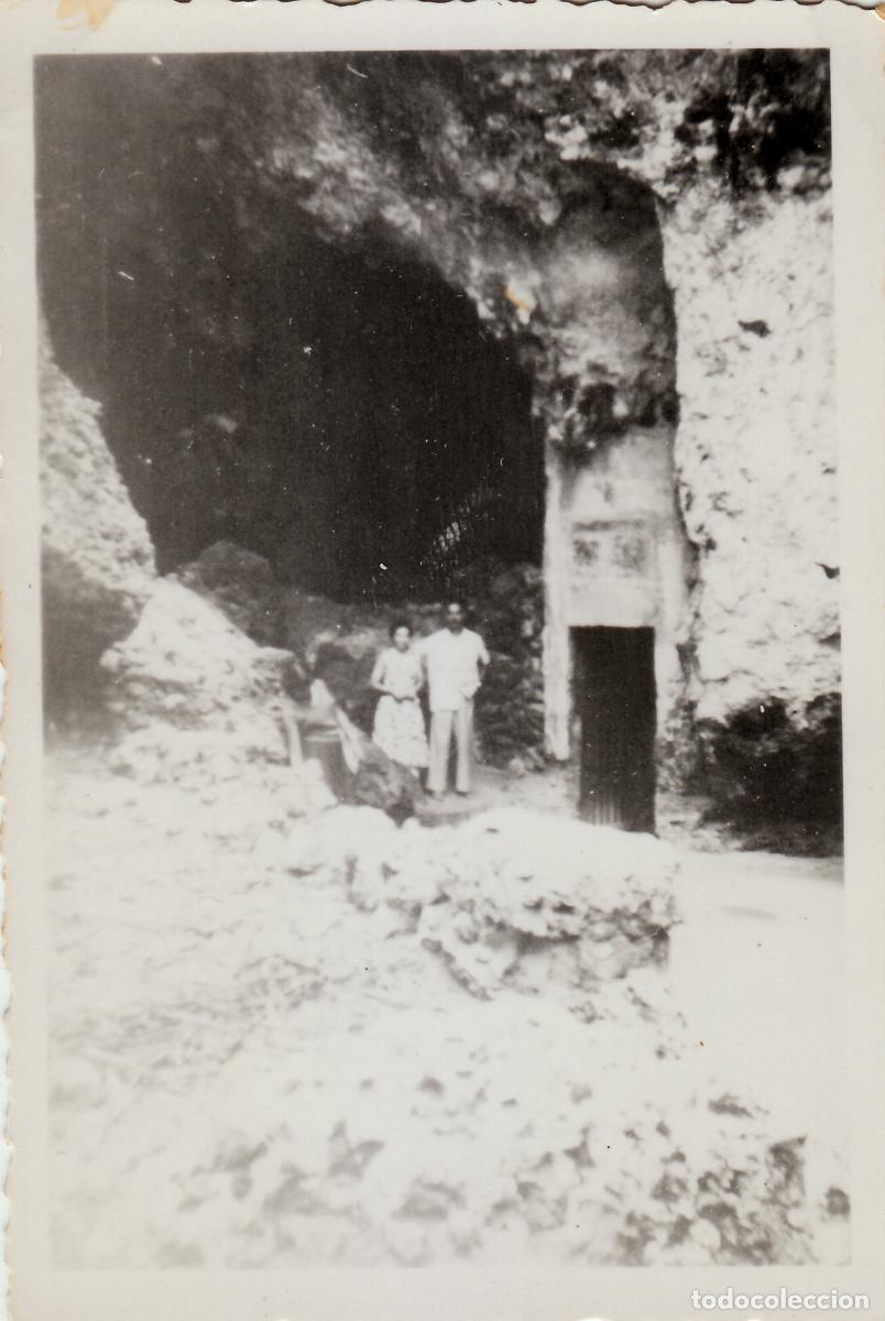 Antique Photography: Pareja en la entrada de las cuevas dels Hams, Porto Cristo, Mallorca. A&ntilde;os 50 sv