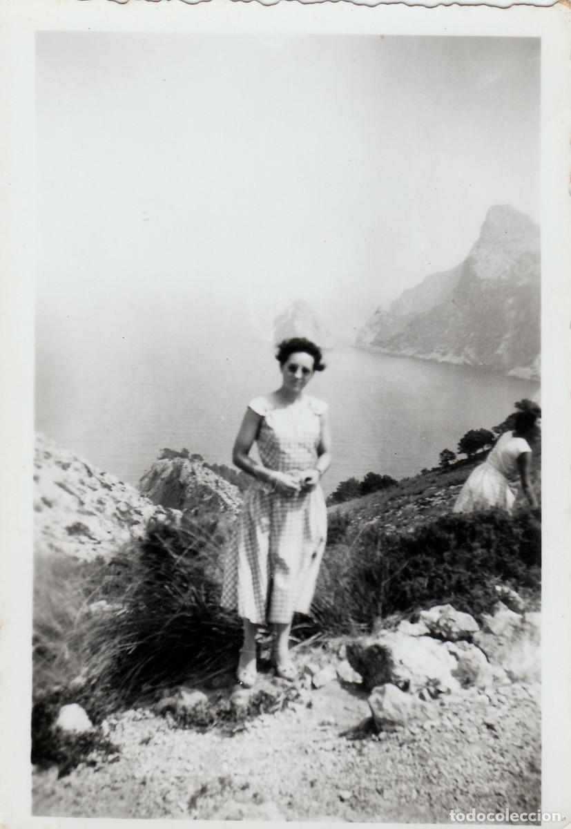 Fotografia antica: Mujer posando frente al mar. Formentor, Mallorca. A&ntilde;os 50 sv