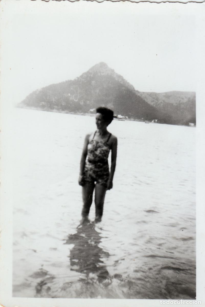 Fotografia antica: Mujer posando frente al mar. Mallorca. A&ntilde;os 50 sv