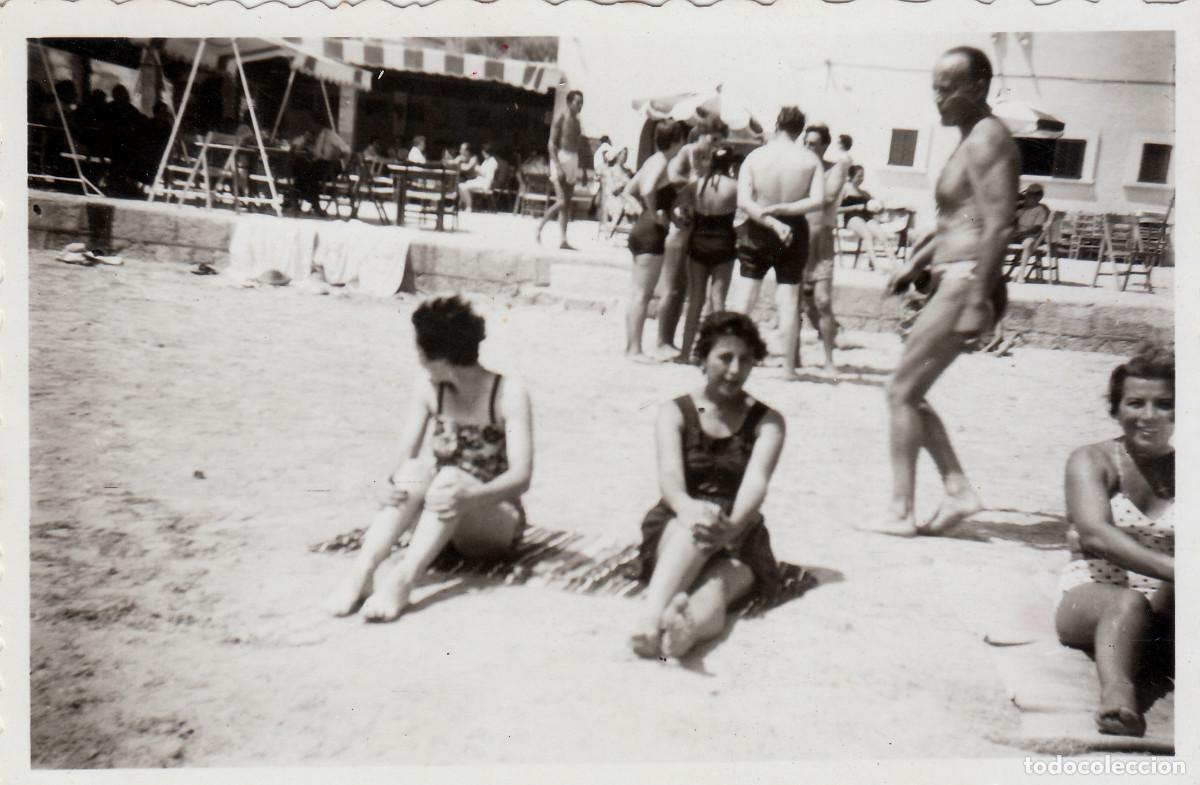 Alte Fotografie: Chico. Ba&ntilde;istas en playa de Mallorca. A&ntilde;os 50-60 sv