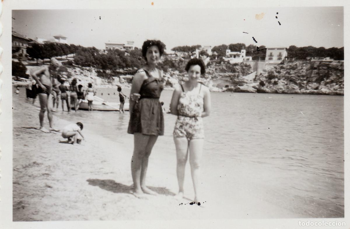 Alte Fotografie: Ba&ntilde;istas en playa Porto Cristo, Mallorca. A&ntilde;os 50-60 sv