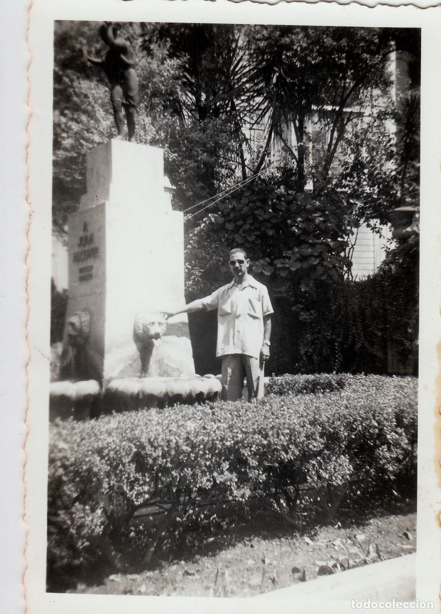 Antique Photography: Caballero junto al monumento a Juan Alcover, Mallorca. A&ntilde;os 50-60 sv