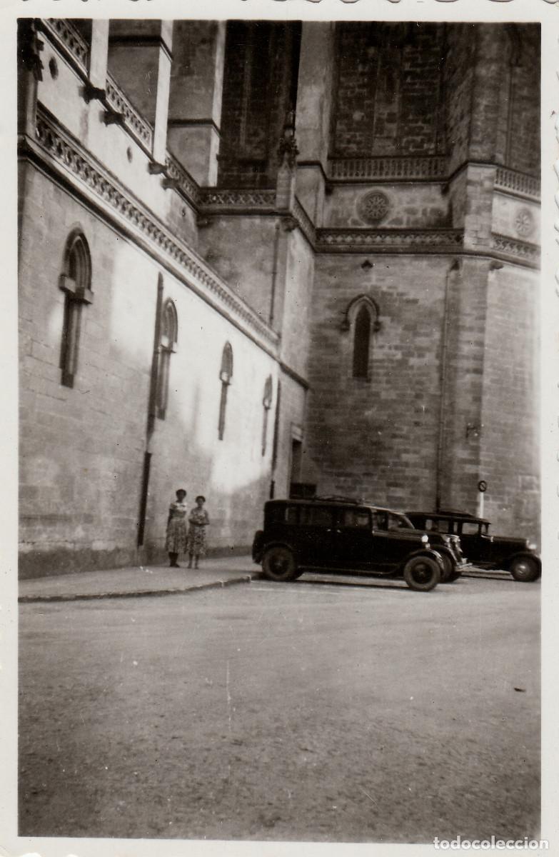 Photographie ancienne: Coches antiguos aparcados junto a la catedral de Mallorca. A&ntilde;os 50-60 sv
