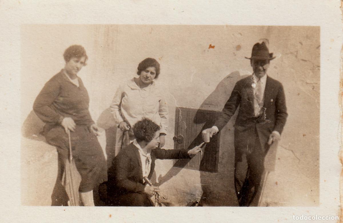Alte Fotografie: Grupo de amigos con sombrillas, bast&oacute;n y sombrero. A&ntilde;os 20-30 sv