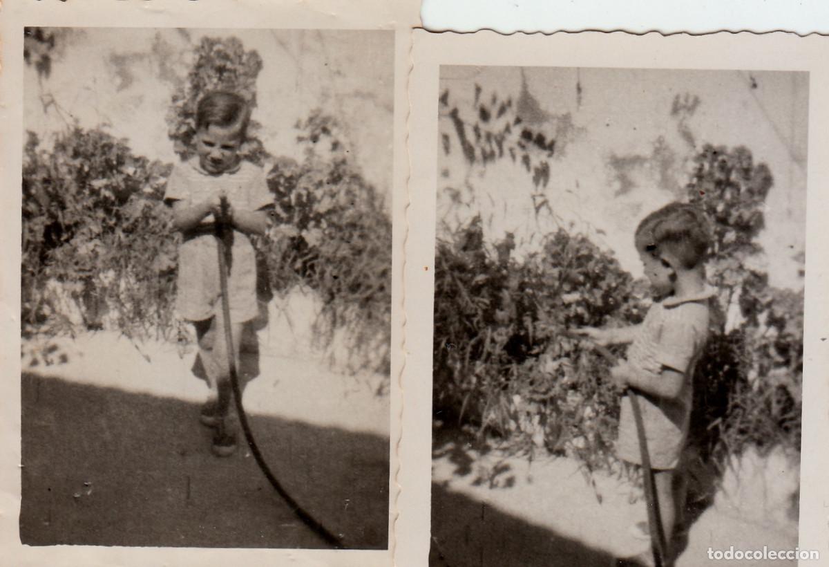 Photographie ancienne: Dos fotos. Ni&ntilde;o regando el jard&iacute;n con una manguera. A&ntilde;os 50-60 sv