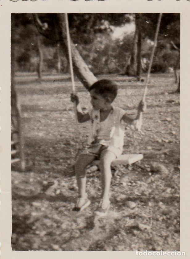Photographie ancienne: Ni&ntilde;o meci&eacute;ndose en un columpio. A&ntilde;os 50-60 sv