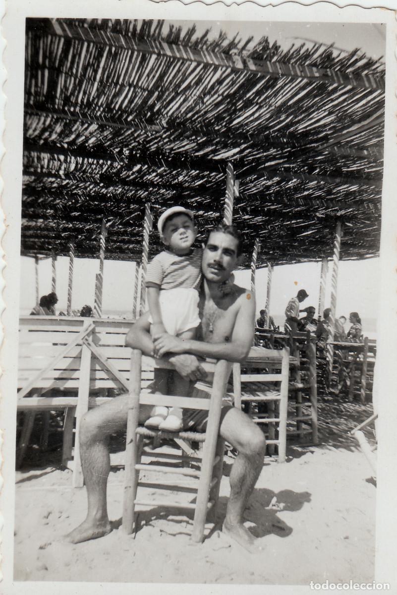 Fotografia antica: Ba&ntilde;ista. Guapo pap&aacute; con su hijo en un merendero de la playa. A&ntilde;os 50 sv