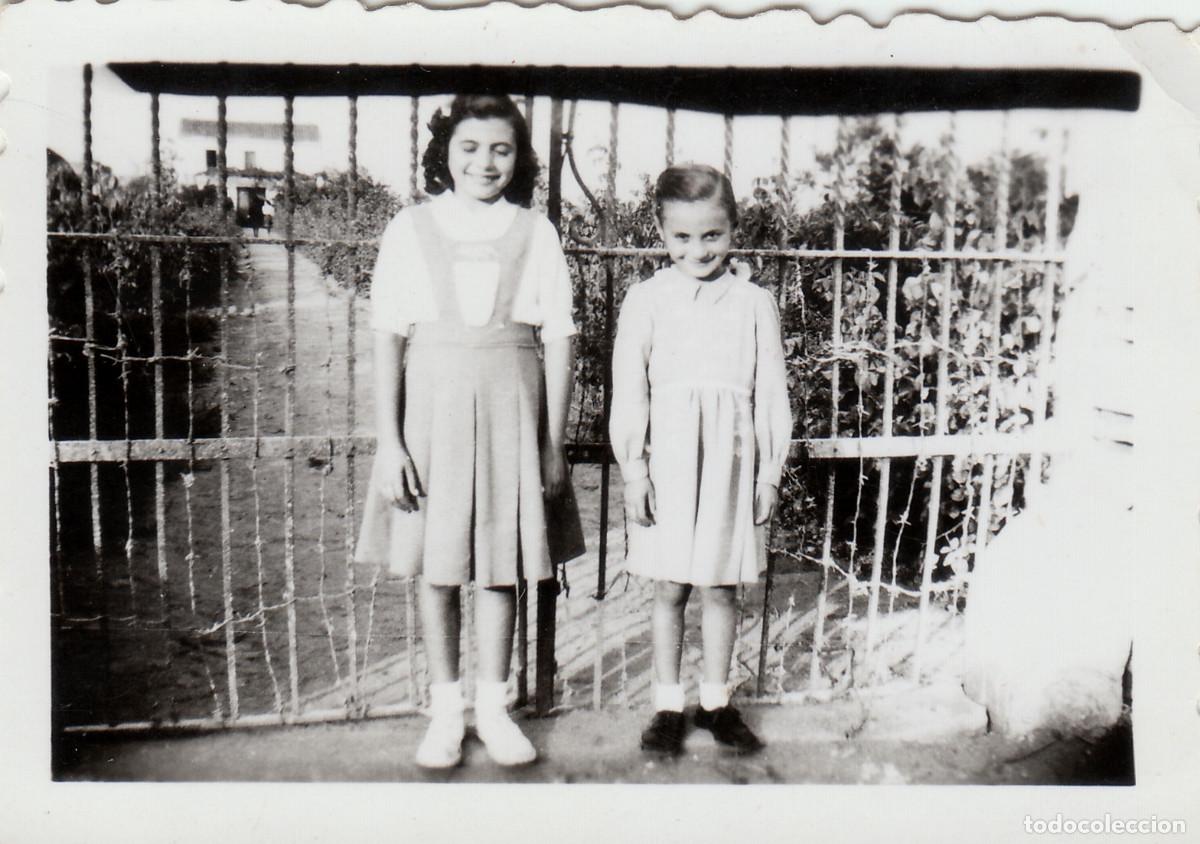 Fotografia antica: 2 fotos. Ni&ntilde;os delante de una verja. A&ntilde;os 40-50 sv