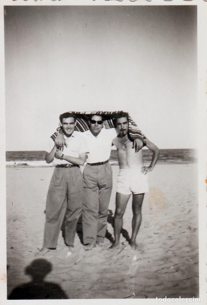 Fotografia antica: Tr&iacute;o de chicos. Ba&ntilde;istas en la playa. A&ntilde;os 40-50 sv