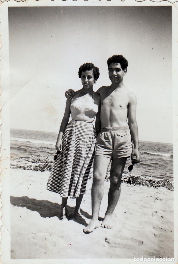 Fotografia antica: Guapa pareja. Ba&ntilde;istas en la playa. A&ntilde;os 40-50 sv
