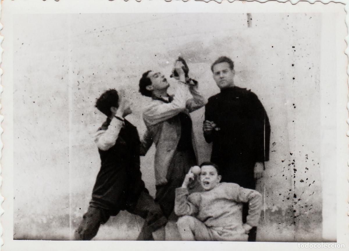 Fotografia antica: Chicos haciendo broma y bebiendo vino en bota. A&ntilde;os 40-50 sv