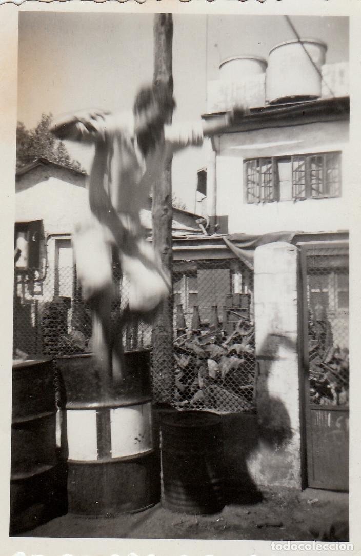 Fotografia antica: Chico saltando de un barril de metal. A&ntilde;os 40-50 sv