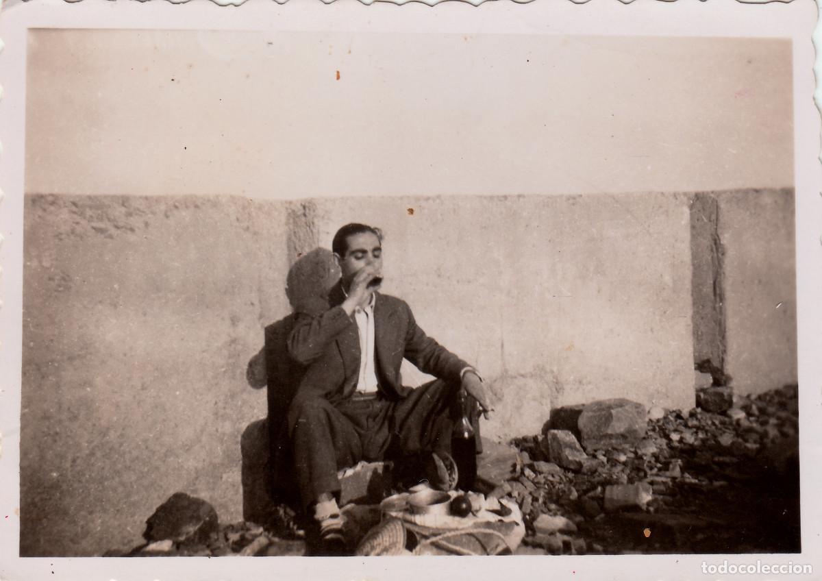 Alte Fotografie: Chico bebiendo vino. A&ntilde;os 40-50 sv