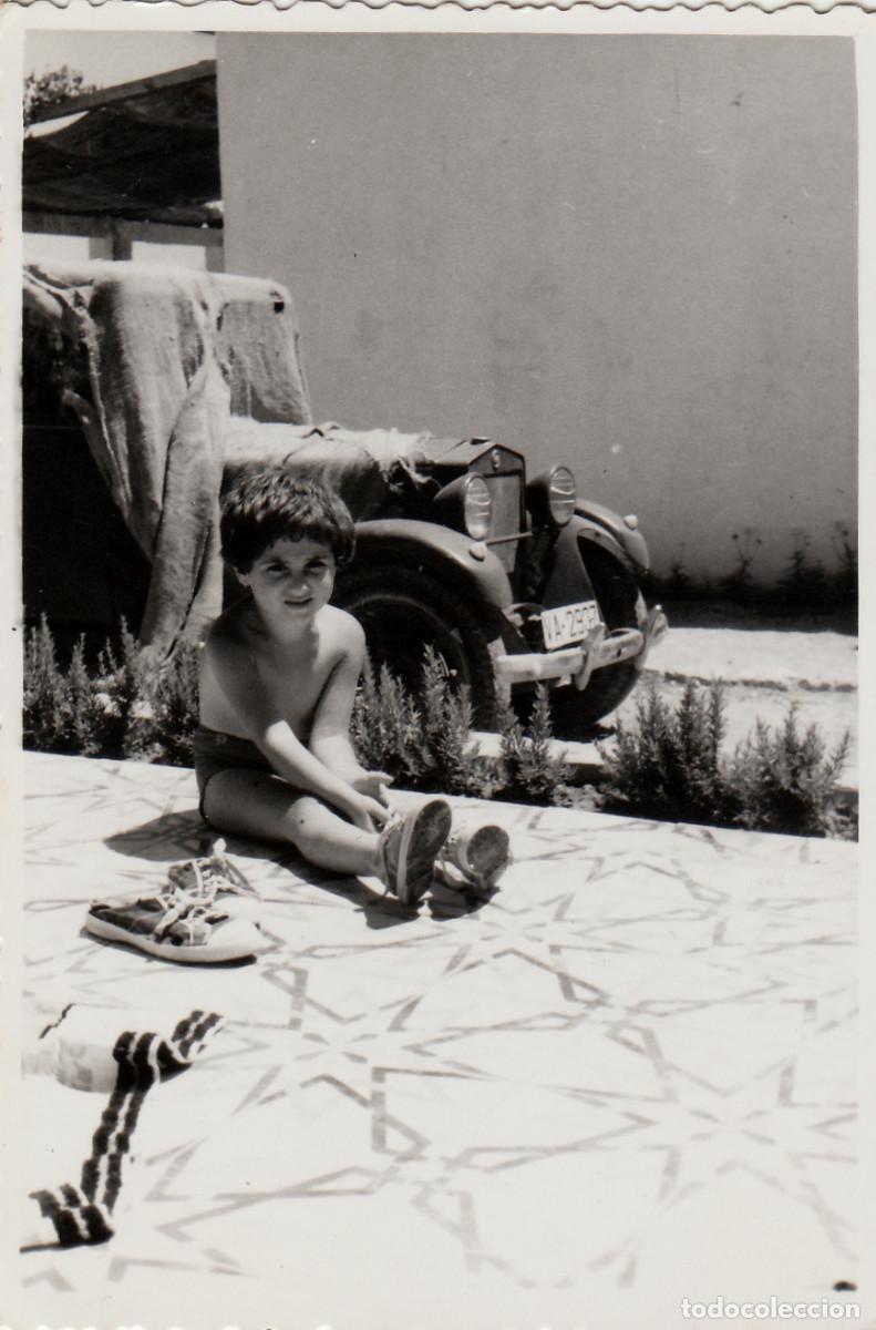 Alte Fotografie: Coche antiguo tapado con una tela. Ni&ntilde;o formalito. A&ntilde;os 50-60 sv
