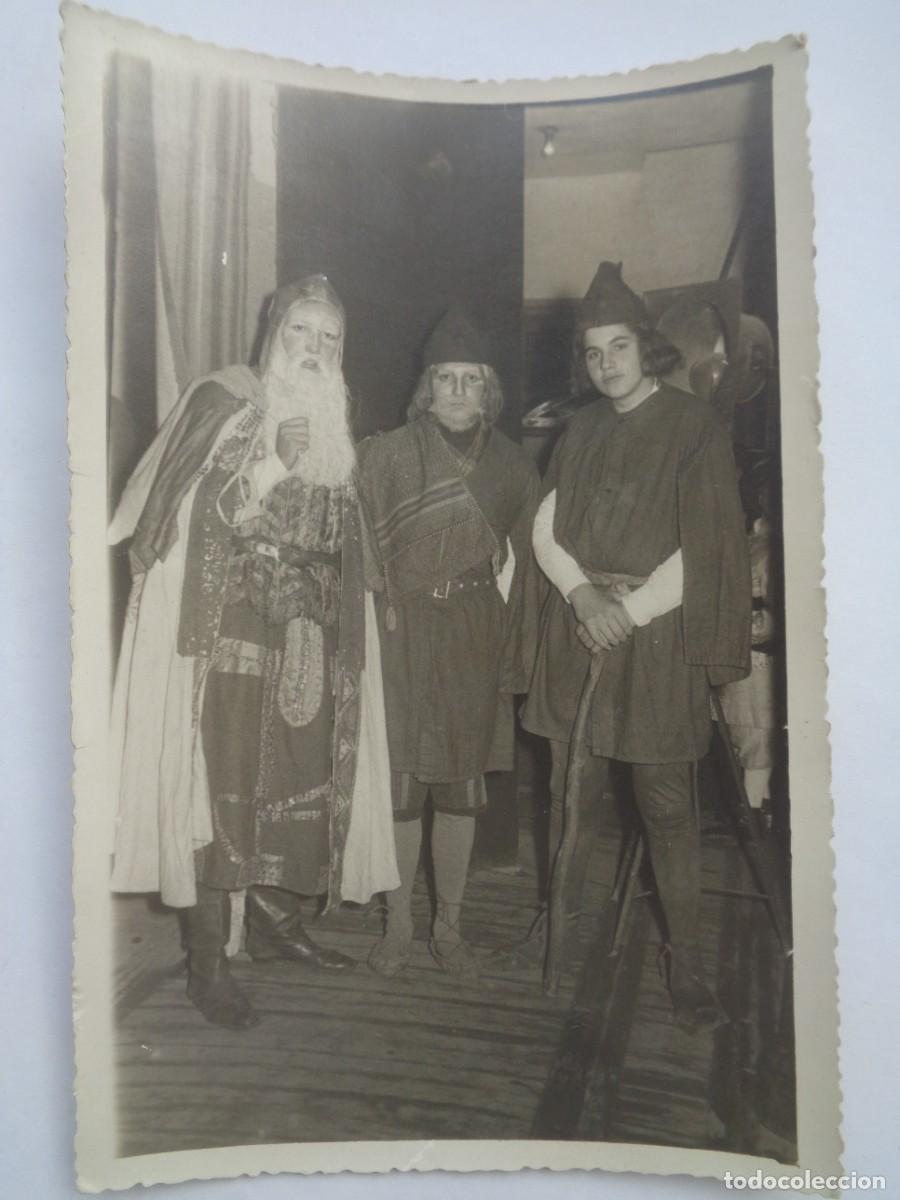 Fotografia antiga: FOTO DE GENTE DISFRAZADA : TEATRO O CABALGATA DE REYES ??? . DE REINA , SEVILLA ..... 11,5 X 17,5 CM