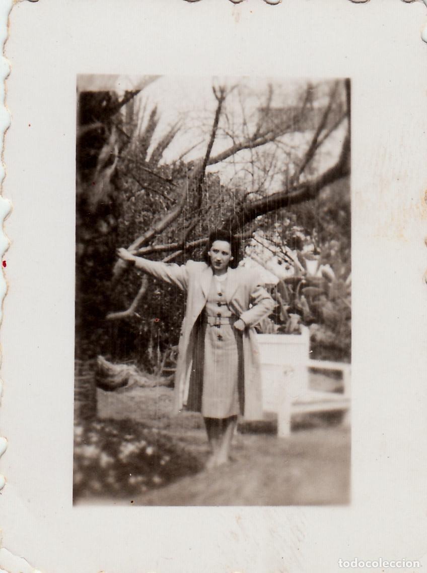 Fotograf&iacute;a antigua: Chica apoyada en un &aacute;rbol. Lote 2 fotos. A&ntilde;os 40 sv
