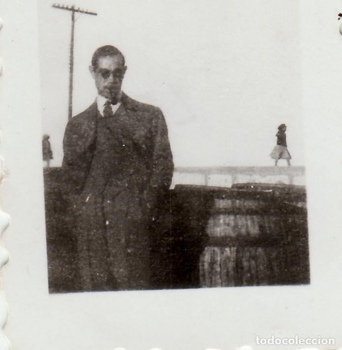 Fotograf&iacute;a antigua: Curiosa foto. Chico, toneles y chica andando al fondo. A&ntilde;os 40 sv