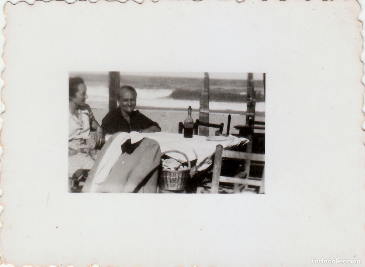 Fotograf&iacute;a antigua: Mujeres en un merendero de los de antes. Botella de vino. A&ntilde;os 40 sv