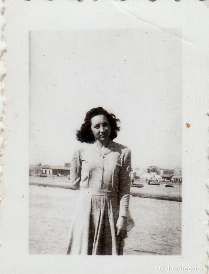 Fotograf&iacute;a antigua: Lote dos fotos. Chica en el puerto. A&ntilde;os 40 sv