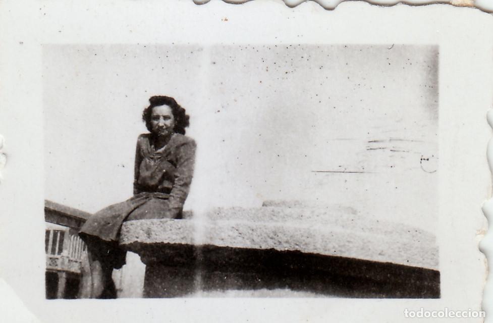Fotograf&iacute;a antigua: Lote dos fotos. Chica y chico junto a una barca de pesca. A&ntilde;os 40 sv