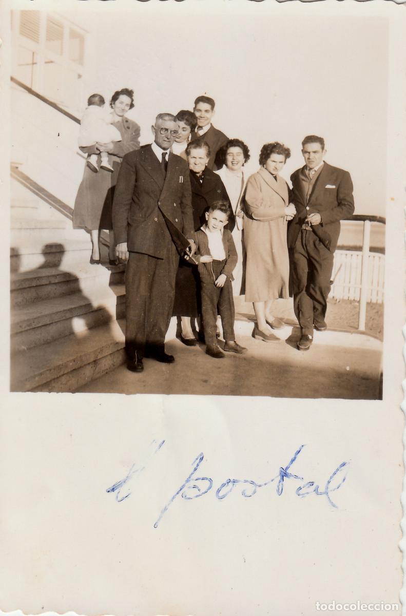 Fotograf&iacute;a antigua: Lote dos fotos. Celebraci&oacute;n banquete en restaurante de la playa, Val&egrave;ncia? A&ntilde;os 40 sv