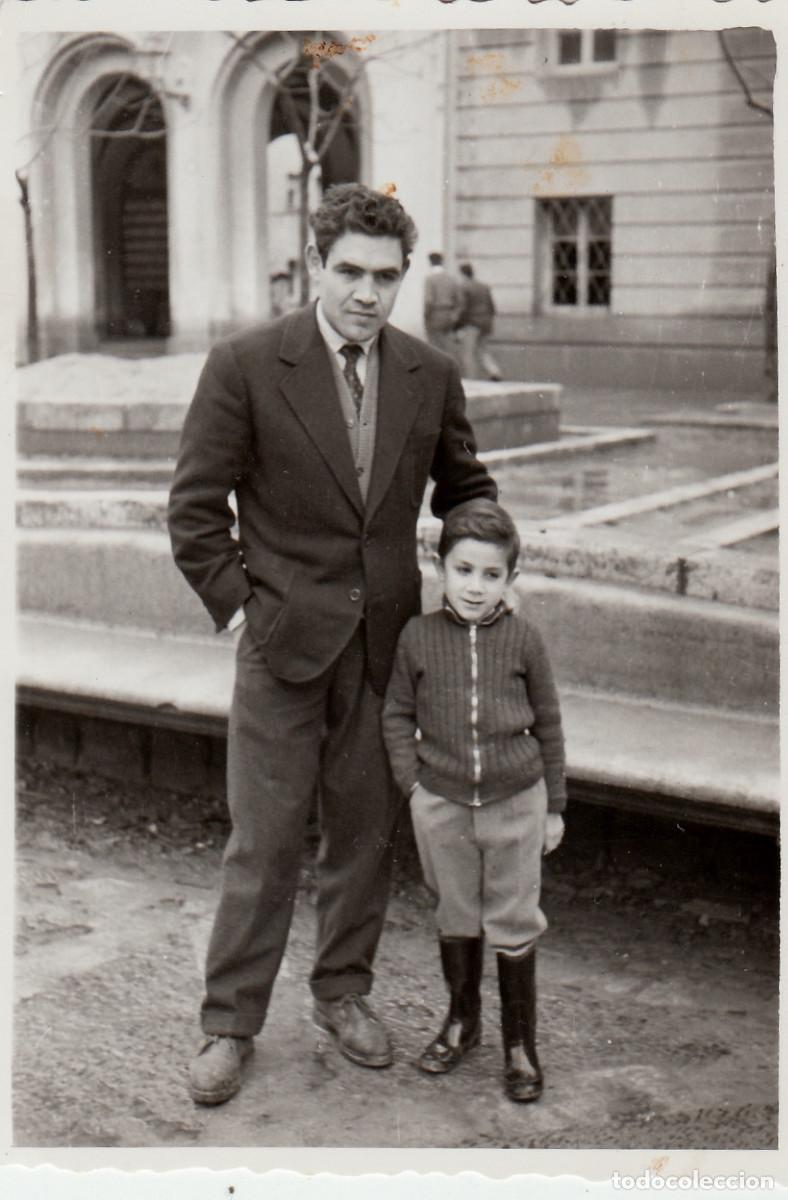 Fotograf&iacute;a antigua: Padre e hijo con botas de agua. A&ntilde;os 60 sv