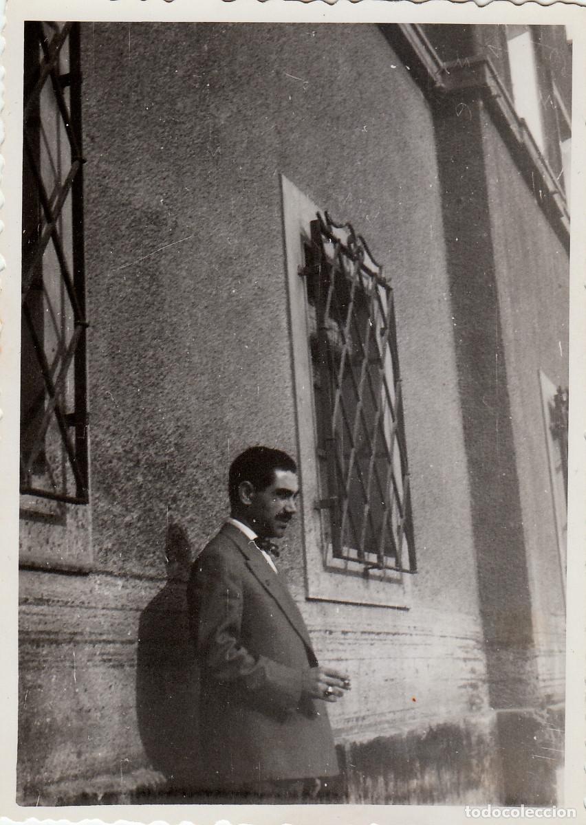 Fotograf&iacute;a antigua: Caballero apoyado en la fachada de un antiguo edificio. A&ntilde;os 50 sv