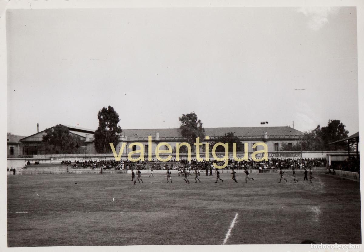Fotografia antica: &Uacute;nica Antiguo Estadio Bard&iacute;n del H&eacute;rcules Club de F&uacute;tbol, Alicante. Publicidad Biscuter A&ntilde;os 40 sv