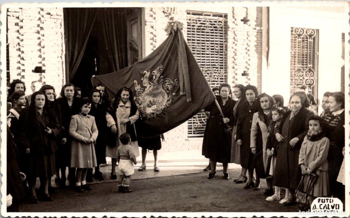 Fotograf&iacute;a antigua: Valencia - Salida Procesi&oacute;n - Pe&ntilde;a - Cofrad&iacute;a - Bandera - Estandarte - Foto Antonio Calvo - 136x84mm