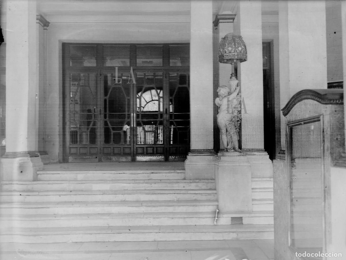 Alte Fotografie: Antiguo Teatro Apolo de Madrid (1873-1929). Vest&iacute;bulo y escalera en negativo de cristal