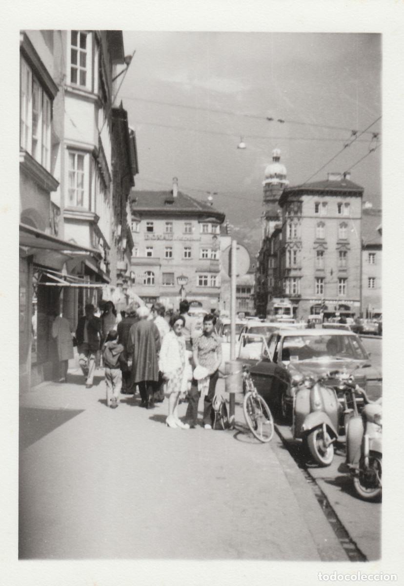 Alte Fotografie: Coches antiguos Vespas Maria Theresien Strasse, calle Mar&iacute;a Teresa, Innsbruck, Tirol, Austria 60s sv