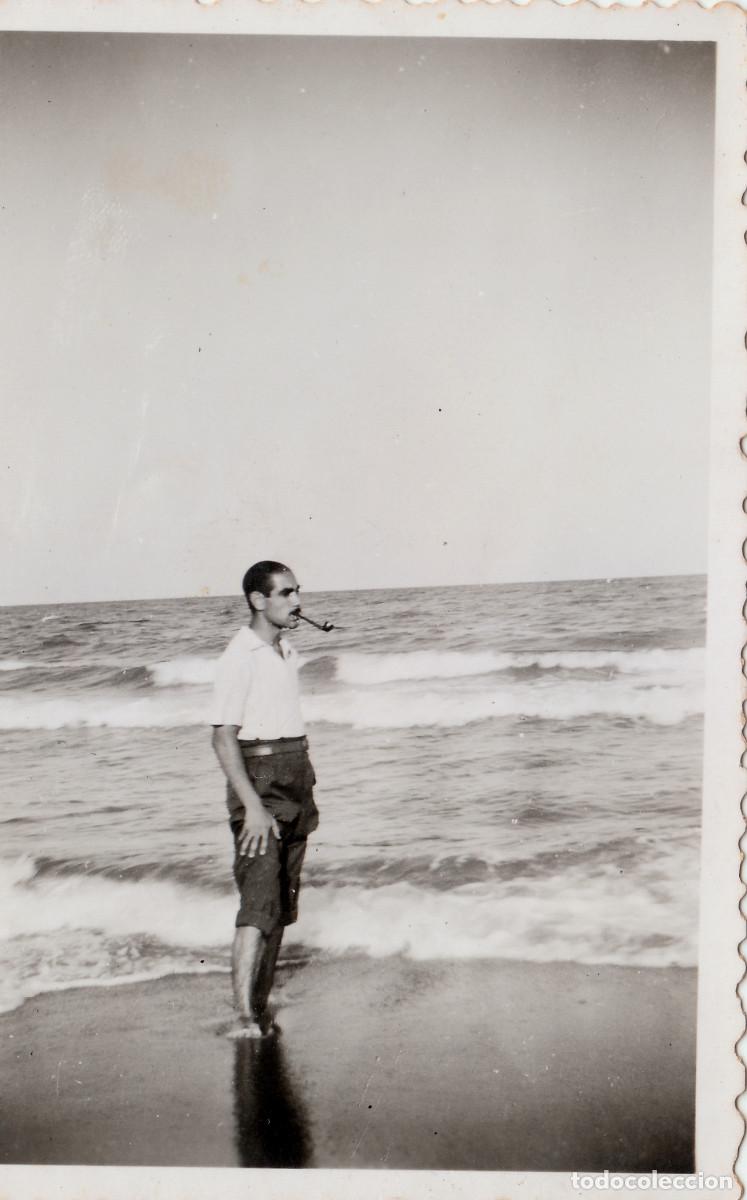 Fotograf&iacute;a antigua: Curiosa foto. Chico en la playa fumando en pipa. A&ntilde;os 50 sv