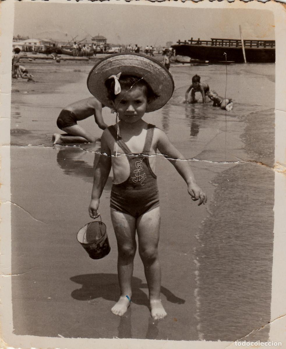 Fotograf&iacute;a antigua: Ni&ntilde;ita con gran sombrero en la playa, Val&egrave;ncia?. A&ntilde;os 50 sv