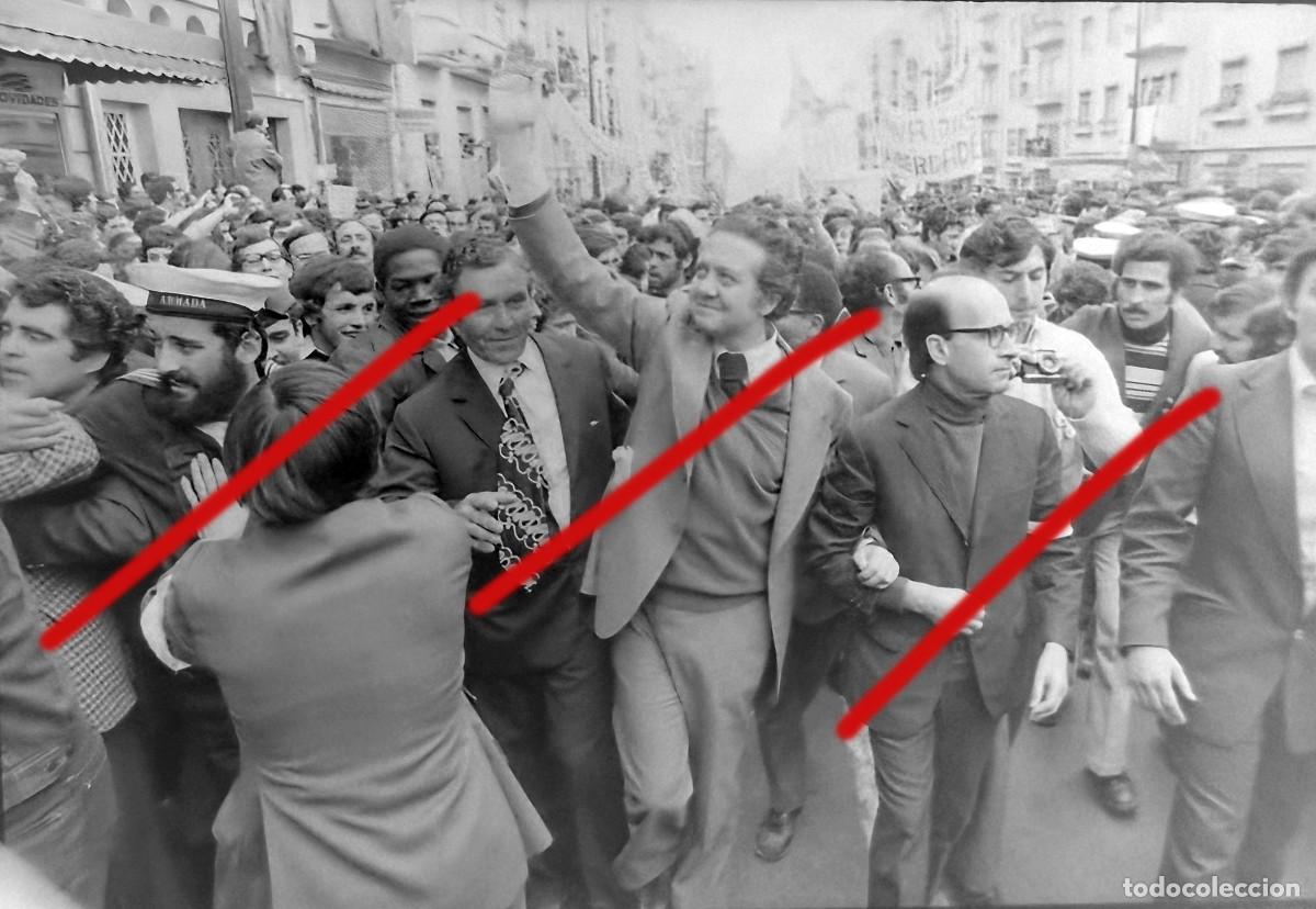 Fotograf&iacute;a antigua: Revoluci&oacute;n de los Claveles 25 de abril de 1974, Portugal &ndash; Fotograf&iacute;a hist&oacute;rica Revolu&ccedil;&atilde;o dos Cravos