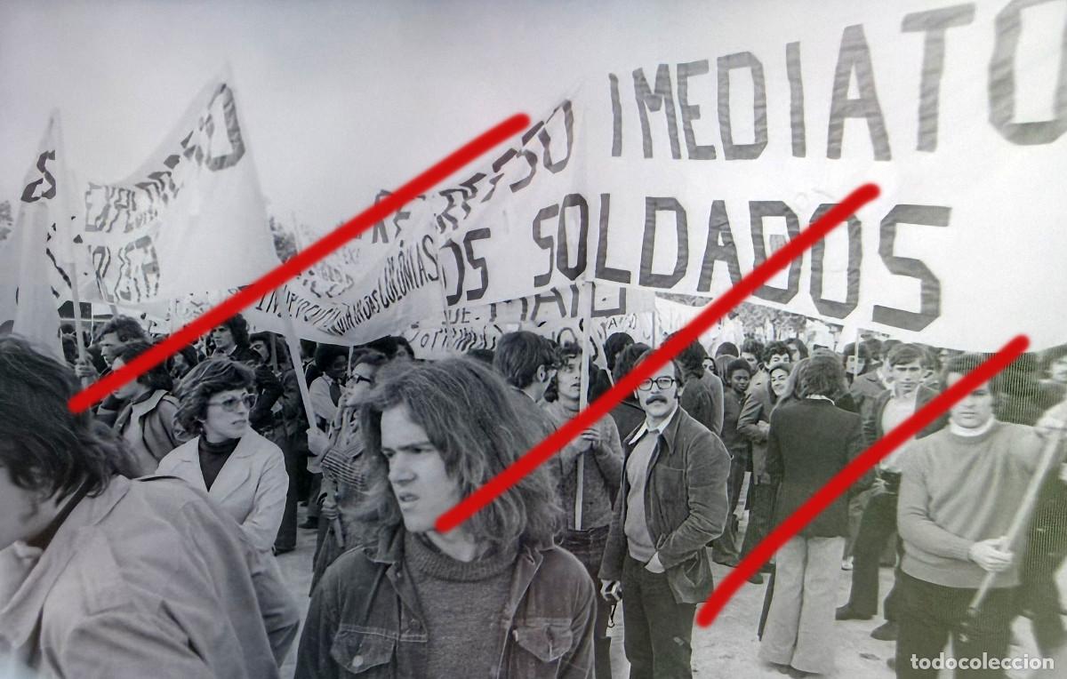 Alte Fotografie: Revoluci&oacute;n de los Claveles 25 de abril de 1974, Portugal &ndash; Fotograf&iacute;a hist&oacute;rica Revolu&ccedil;&atilde;o dos Cravo