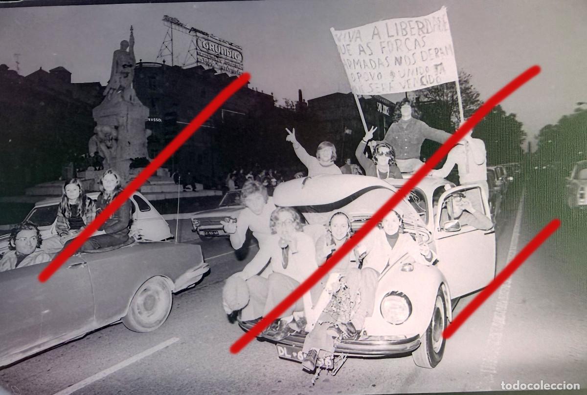 Alte Fotografie: Revoluci&oacute;n de los Claveles 25 de abril de 1974, Portugal &ndash; Fotograf&iacute;a hist&oacute;rica Revolu&ccedil;&atilde;o dos Cravo