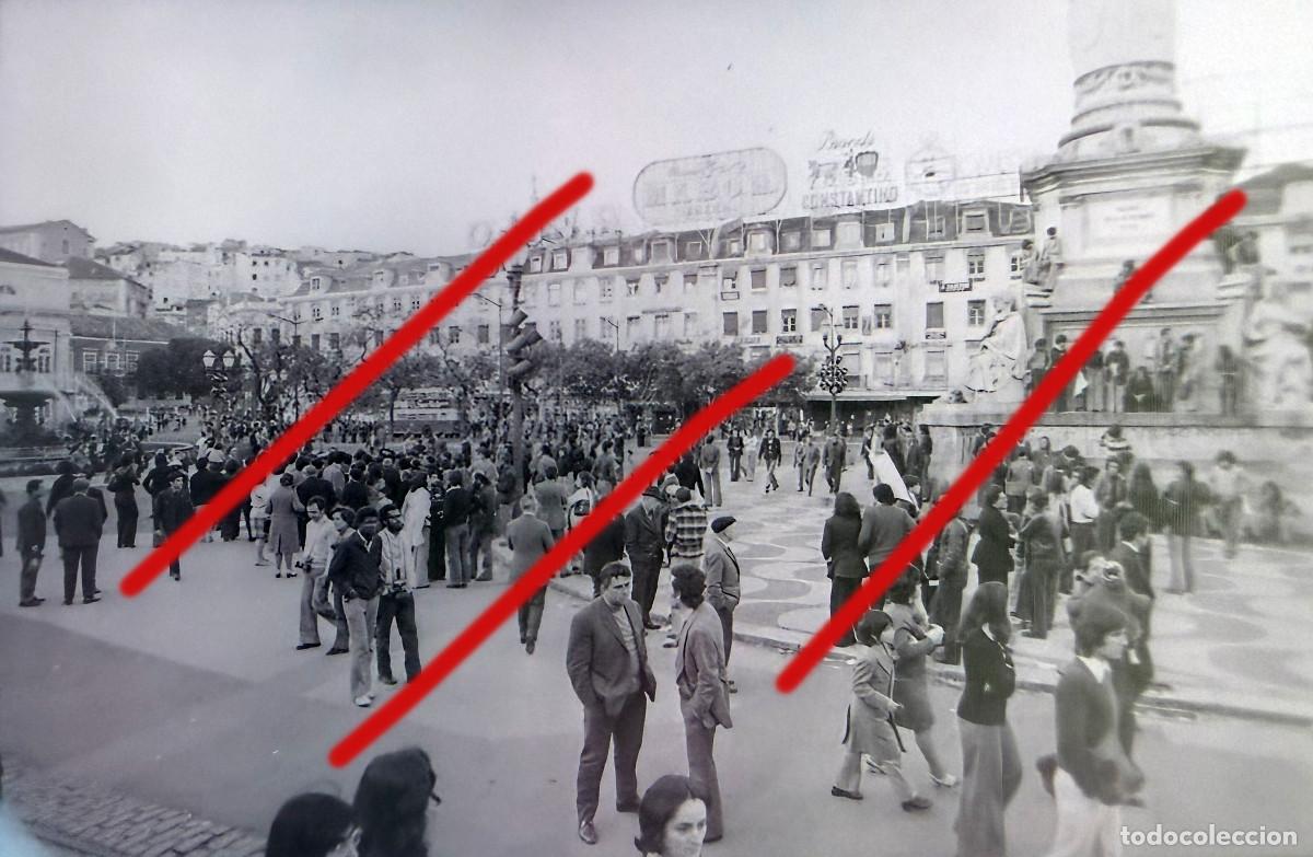 Fotografia antiga: Revoluci&oacute;n de los Claveles 25 de abril de 1974, Portugal &ndash; Fotograf&iacute;a hist&oacute;rica Revolu&ccedil;&atilde;o dos Cravo