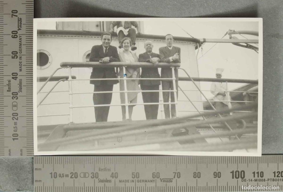 Photographie ancienne: FOTOGRAFIA. GRUPO DE PERSONAS EN BARCO. CON COCINERO Y TRABAJADOR. HACIA 1930