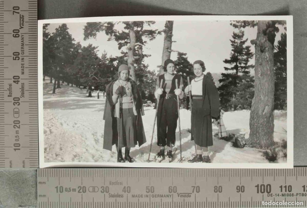 Photographie ancienne: FOTOGRAFIA. Mujeres esquiadoras con equipo en la nieve . HACIA 1930