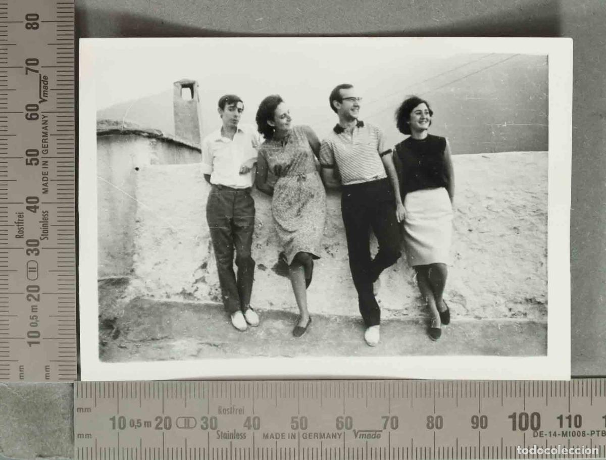 Fotografia antica: FOTOGRAFIA. Cuatro j&oacute;venes - VISTA TERRAZA GRANADA. ESTUDIANTES 1966
