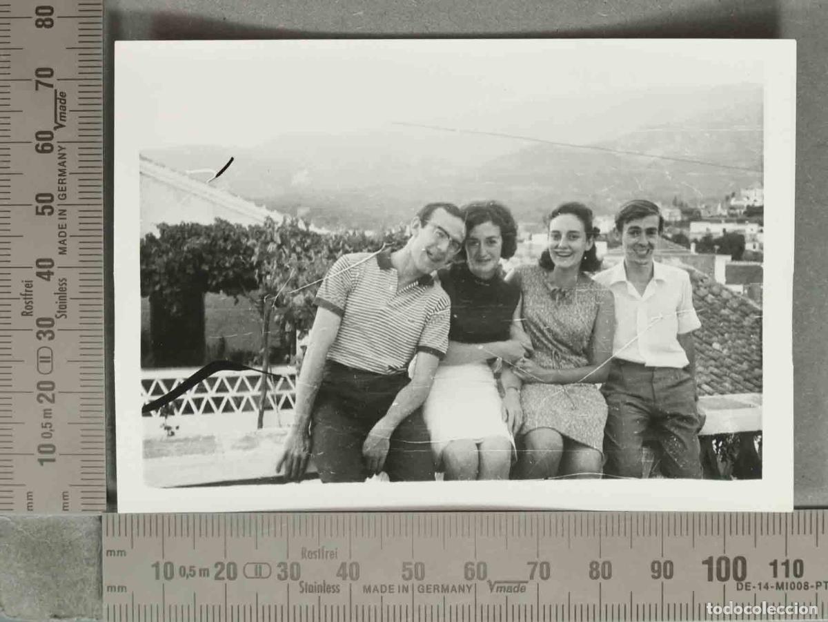 Fotograf&iacute;a antigua: FOTOGRAFIA. Cuatro j&oacute;venes - VISTA TERRAZA GRANADA. ESTUDIANTES 1966