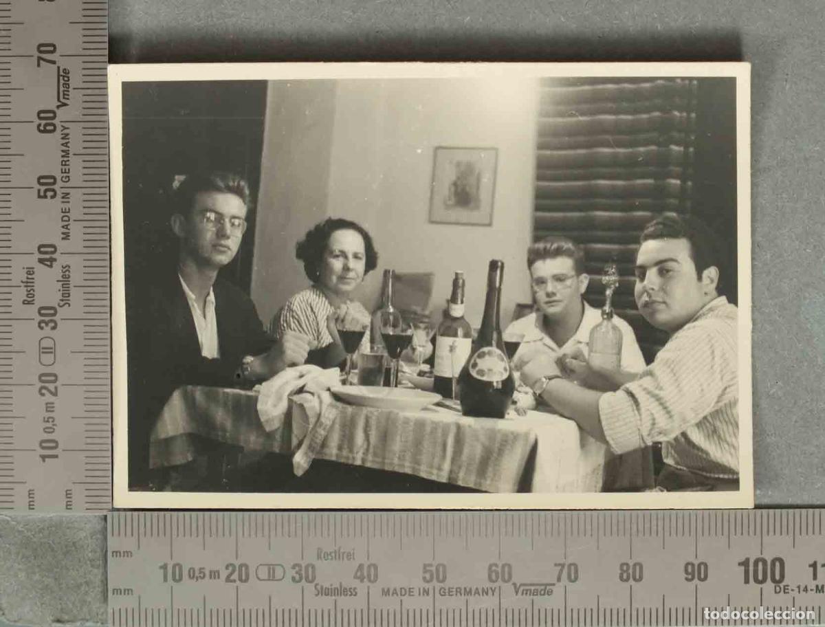 Fotograf&iacute;a antigua: FOTOGRAFIA. familiar en mesa de comedor 1955 SEVILLA