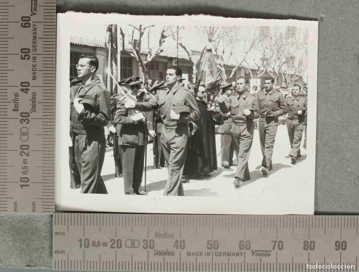 Fotograf&iacute;a antigua: FOTOGRAFIA. MILITARES JURANDO BANDERA. 1958