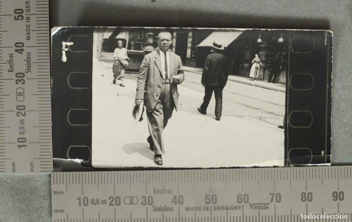 Fotograf&iacute;a antigua: FOTOGRAFIA. HOMBRE CAMINANDO POR CALLE A IDENTIFICAR. HACIA 1920