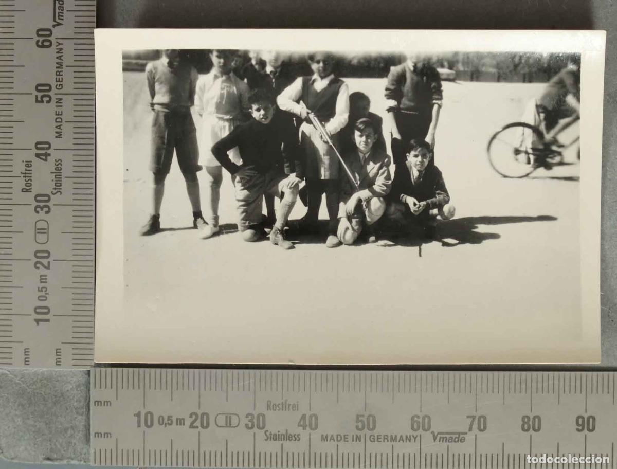 Fotograf&iacute;a antigua: FOTOGRAFIA. Ni&ntilde;os jugando con escopeta de juguete HACIA 1940